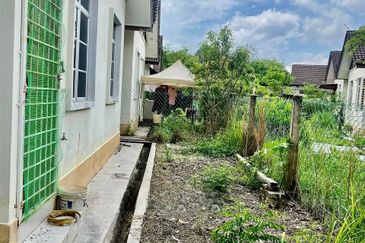 Taman Nuraini ( Kampung Nyior )