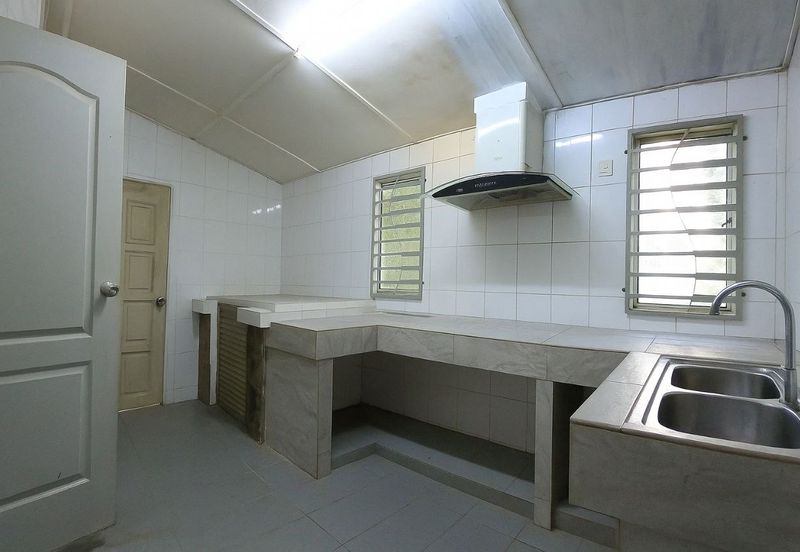 PRESINT 15, PUTRAJAYA, HUGE PARKING SPACE, END LOT 2 STOREY SEMI-D FREEHOLD, FOR SALE