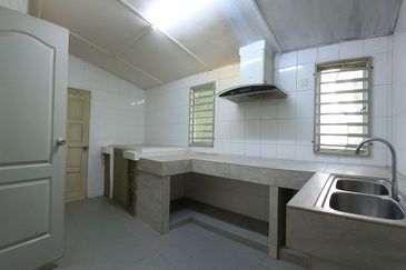 PRESINT 15, PUTRAJAYA, HUGE PARKING SPACE, END LOT 2 STOREY SEMI-D FREEHOLD, FOR SALE