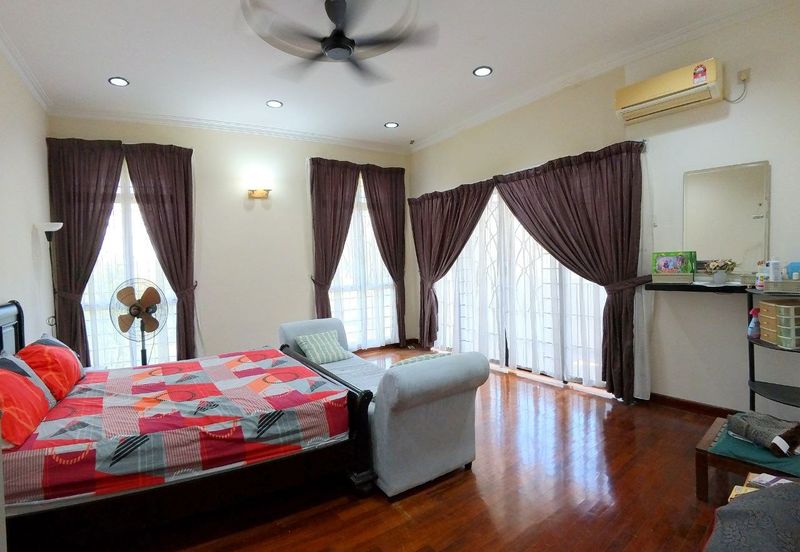 PRESINT 15, PUTRAJAYA, HUGE PARKING SPACE, END LOT 2 STOREY SEMI-D FREEHOLD, FOR SALE