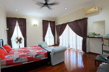 PRESINT 15, PUTRAJAYA, HUGE PARKING SPACE, END LOT 2 STOREY SEMI-D FREEHOLD, FOR SALE