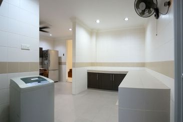 PRESINT 15, PUTRAJAYA, HUGE PARKING SPACE, END LOT 2 STOREY SEMI-D FREEHOLD, FOR SALE