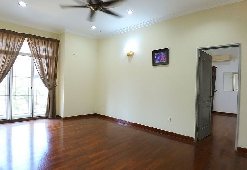 PRESINT 15, PUTRAJAYA, HUGE PARKING SPACE, END LOT 2 STOREY SEMI-D FREEHOLD, FOR SALE