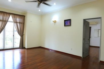 PRESINT 15, PUTRAJAYA, HUGE PARKING SPACE, END LOT 2 STOREY SEMI-D FREEHOLD, FOR SALE