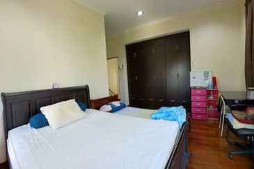 PRESINT 15, PUTRAJAYA, HUGE PARKING SPACE, END LOT 2 STOREY SEMI-D FREEHOLD, FOR SALE