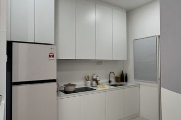 NEAR EXIT TOL AINSDALE SEREMBAN NEW APARTMENT with complete facilities including swimming pool, surau, multipurpose hall, and kindergarten.