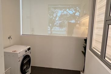 NEAR EXIT TOL AINSDALE SEREMBAN NEW APARTMENT with complete facilities including swimming pool, surau, multipurpose hall, and kindergarten.