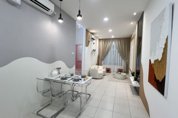 NEAR EXIT TOL AINSDALE SEREMBAN NEW APARTMENT with complete facilities including swimming pool, surau, multipurpose hall, and kindergarten.