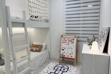 NEAR EXIT TOL AINSDALE SEREMBAN NEW APARTMENT with complete facilities including swimming pool, surau, multipurpose hall, and kindergarten.