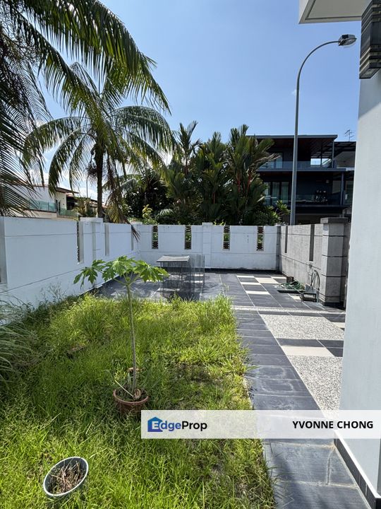 Endlot with land 2.5 storey terrace house for sale @ Taman Sutera Utama , Johor, Skudai