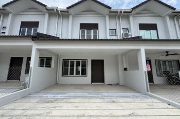 M Senyumia Salak Tinggi