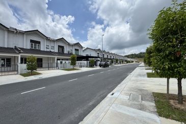 M Senyumia Salak Tinggi