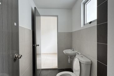 M Senyumia Salak Tinggi