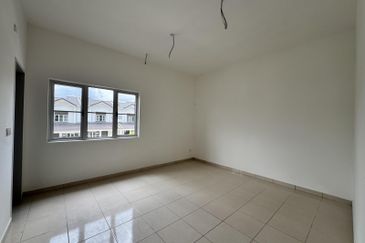 M Senyumia Salak Tinggi