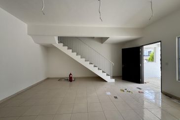 M Senyumia Salak Tinggi