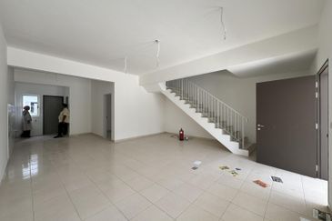 M Senyumia Salak Tinggi