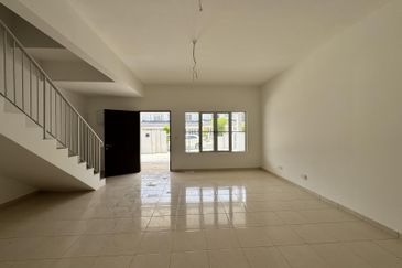 M Senyumia Salak Tinggi