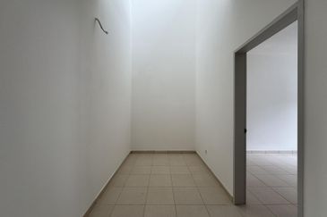 M Senyumia Salak Tinggi