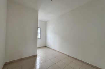 M Senyumia Salak Tinggi