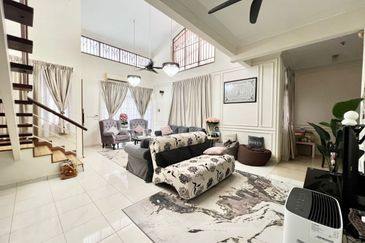 Bandar Enstek (Timur)