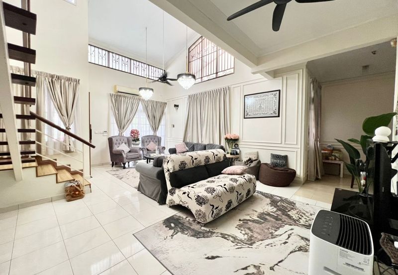 Bandar Enstek (Timur)