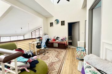 Bandar Enstek (Timur)