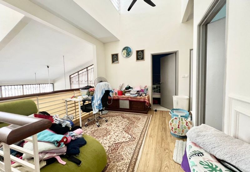 Bandar Enstek (Timur)