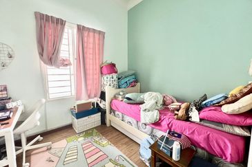 Bandar Enstek (Timur)