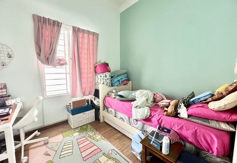 Bandar Enstek (Timur)