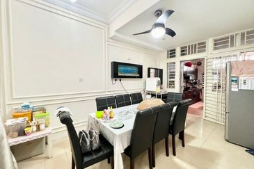 Bandar Enstek (Timur)