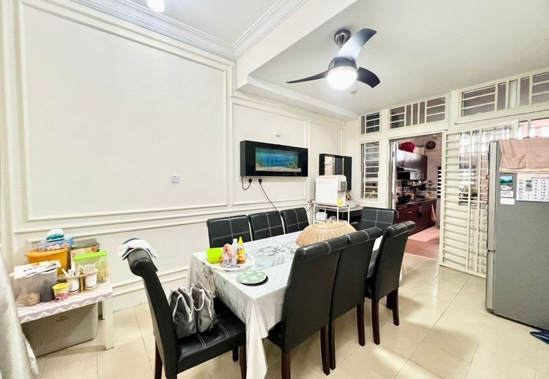 Bandar Enstek (Timur)