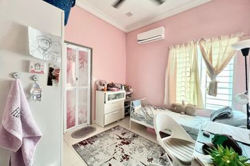 Bandar Enstek (Timur)