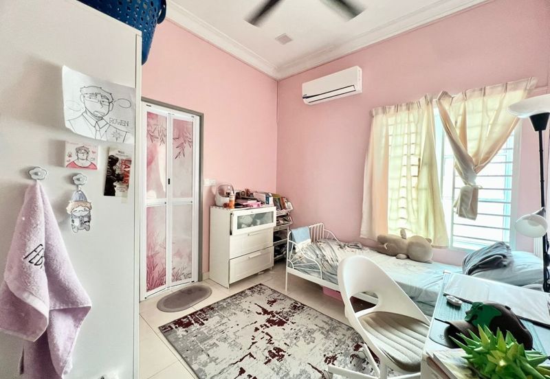 Bandar Enstek (Timur)