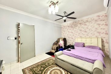 Bandar Enstek (Timur)