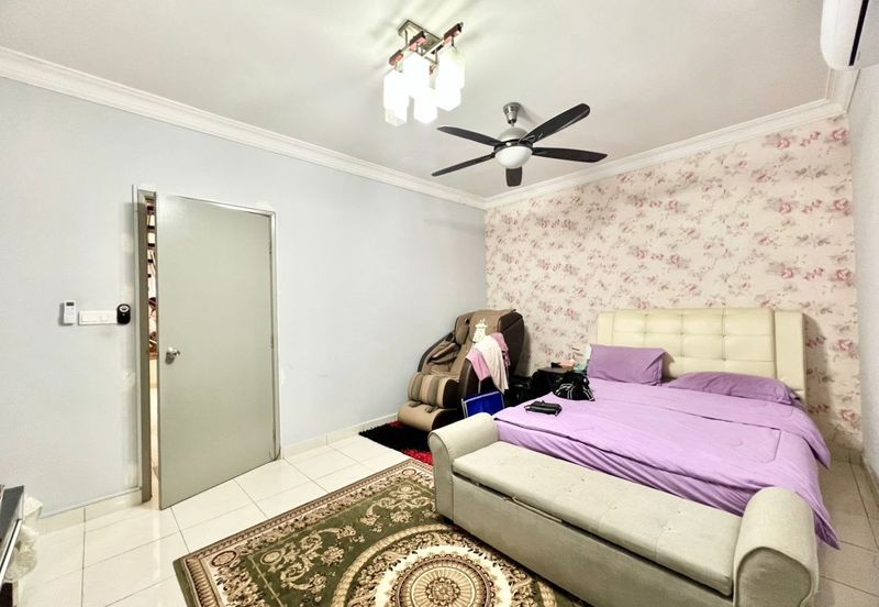 Bandar Enstek (Timur)