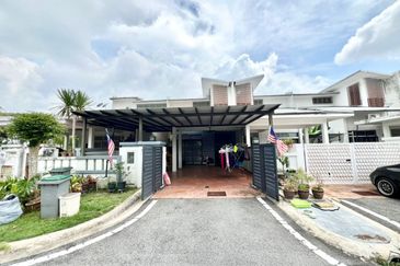 Bandar Enstek (Timur)