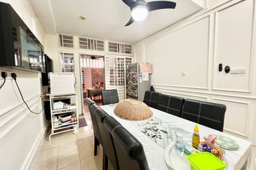 Bandar Enstek (Timur)