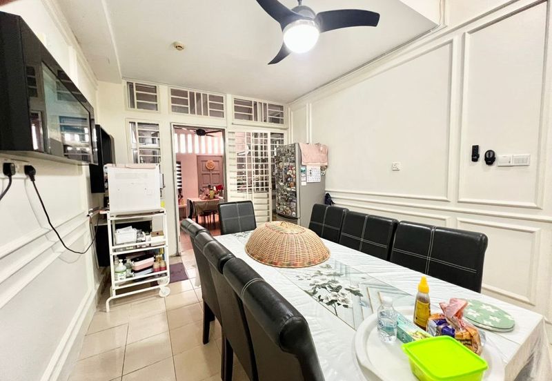 Bandar Enstek (Timur)