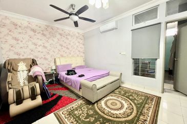 Bandar Enstek (Timur)