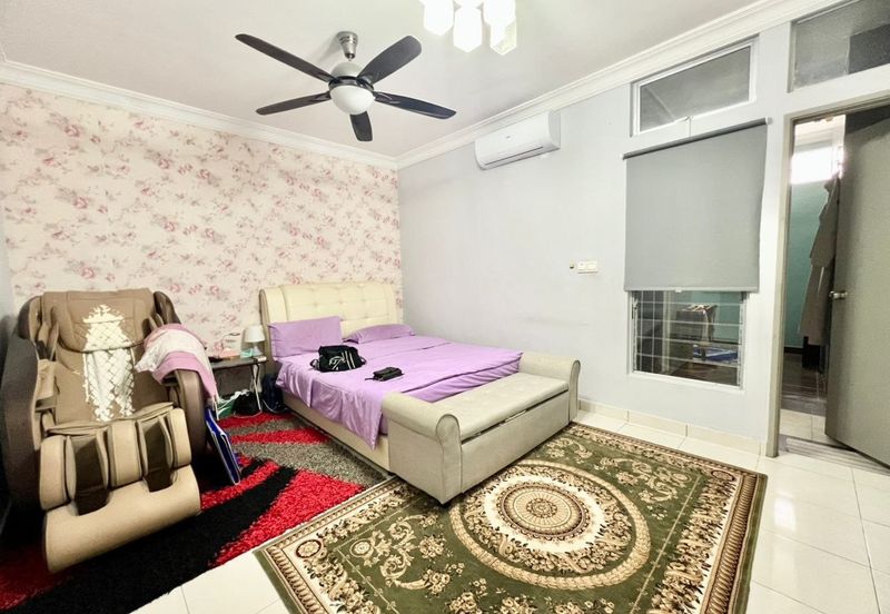 Bandar Enstek (Timur)