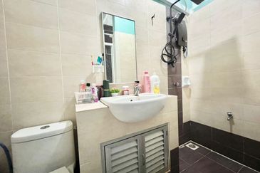 Bandar Enstek (Timur)