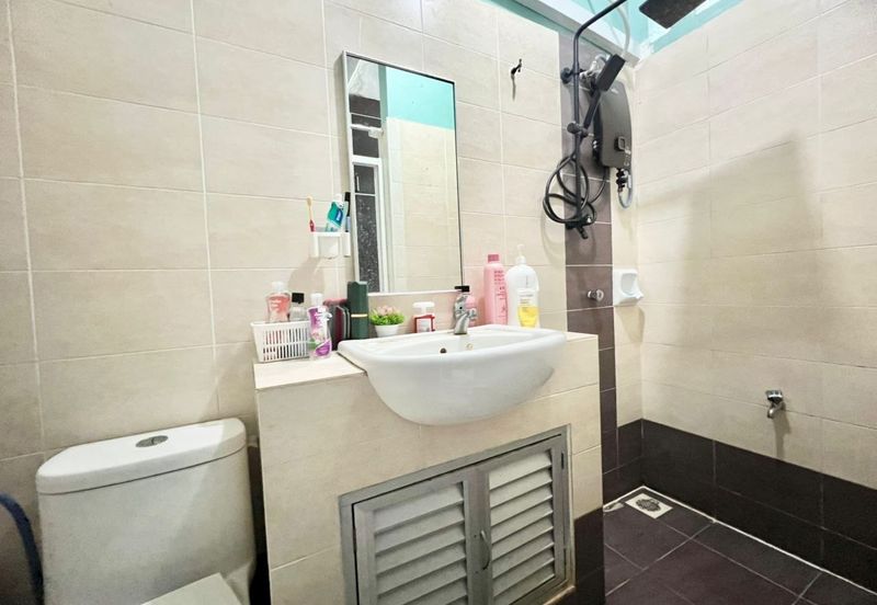 Bandar Enstek (Timur)