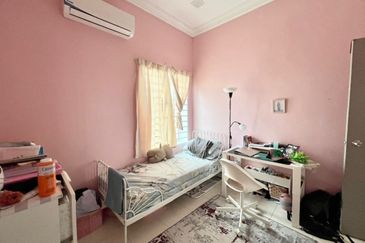 Bandar Enstek (Timur)