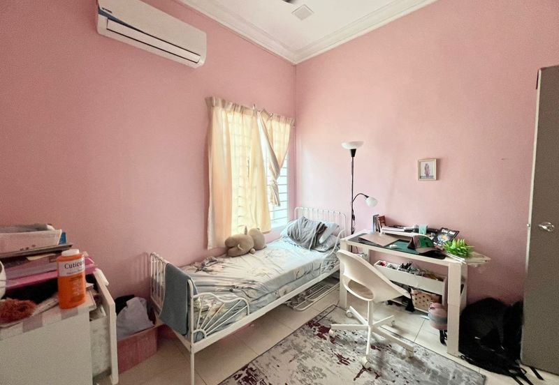 Bandar Enstek (Timur)