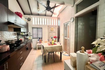 Bandar Enstek (Timur)