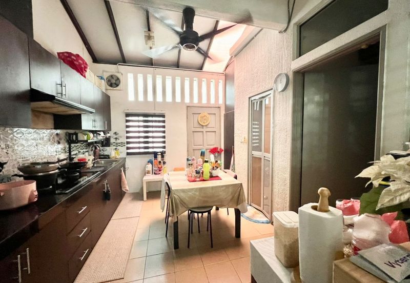 Bandar Enstek (Timur)