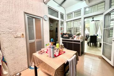 Bandar Enstek (Timur)