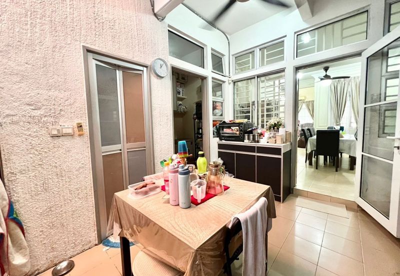 Bandar Enstek (Timur)