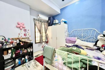 Bandar Enstek (Timur)