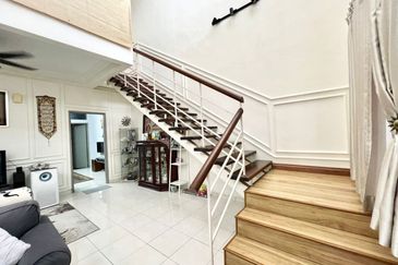 Bandar Enstek (Timur)